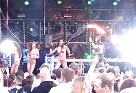 Meztelenül a színpadon gogo lányok rave-techno koncert 2 lányok