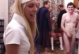 A csoport a nagyapák kibaszott egy fiatal szőke orgazmus lányok pornó videók