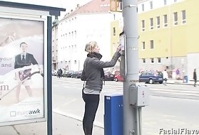 Szőke tini kap hatalmas arc, öltözők, szőke arc