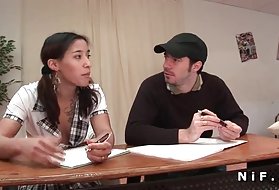 Francia arab tini baszik a barátaival az osztály többi osztálytársa