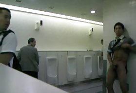 Állat pornó fiatal lányok srác maszturbál a nyilvános wc-ben !
