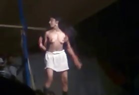 Indián lány sztriptíz táncos műsor a nyilvánosság előtt, a tánc, a pornó képek anya azt tanítja,